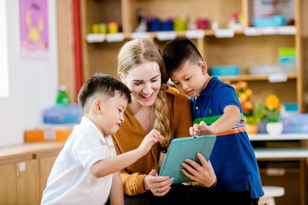 Làm thế nào để giúp trẻ học giỏi tiếng Anh tại trường?